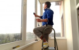 Как безопасно помыть окна на балконе