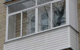 Остекление балкона в хрущевке: особенности и преимущества