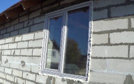 Как ставить окна в дом из газобетона