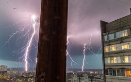 Зачем закрывать окна в грозу